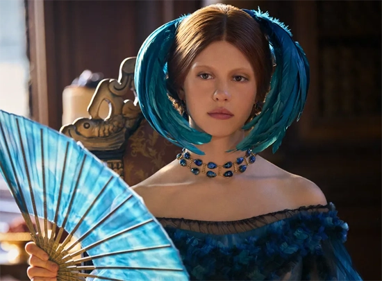 エリザベス・ハーランダー（女優ミア・ゴス）